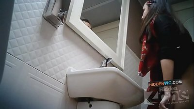 Зйомки прихованої камери в жіночій вбиральні (1)