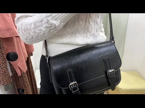 ❤️ Публічна мастурбація молодої сучки FeralBerry фалоімітатором у примірочній ️ Порно у нас ❌️❤