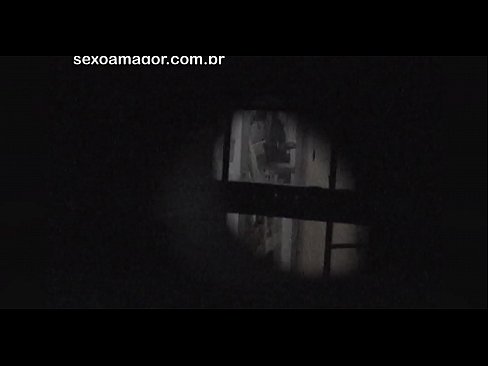 ❤️ Блонді таємно знімає на відео сусідський вуайерист, прихований за порожнистими цеглами ️ Порно у нас ❌️❤